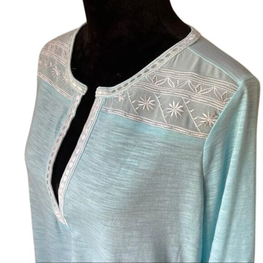 Urban Outfitters small Embroidered 3/4 Sleeve Top V Neck EUC - Picture 6 of 8